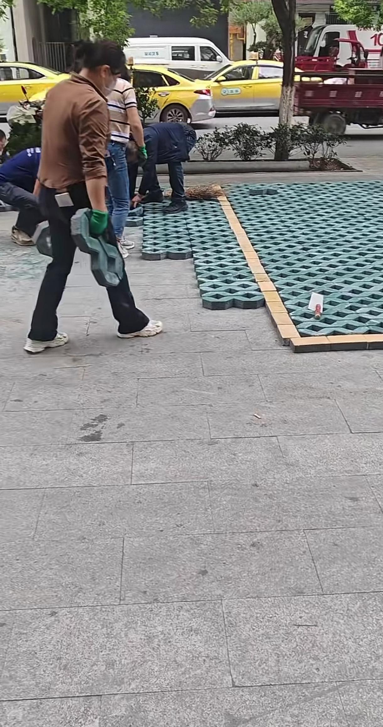 这是哪位大神想出来的骚操作？在PC石材砖上面再铺一层8字植草砖，后面是不是还要种