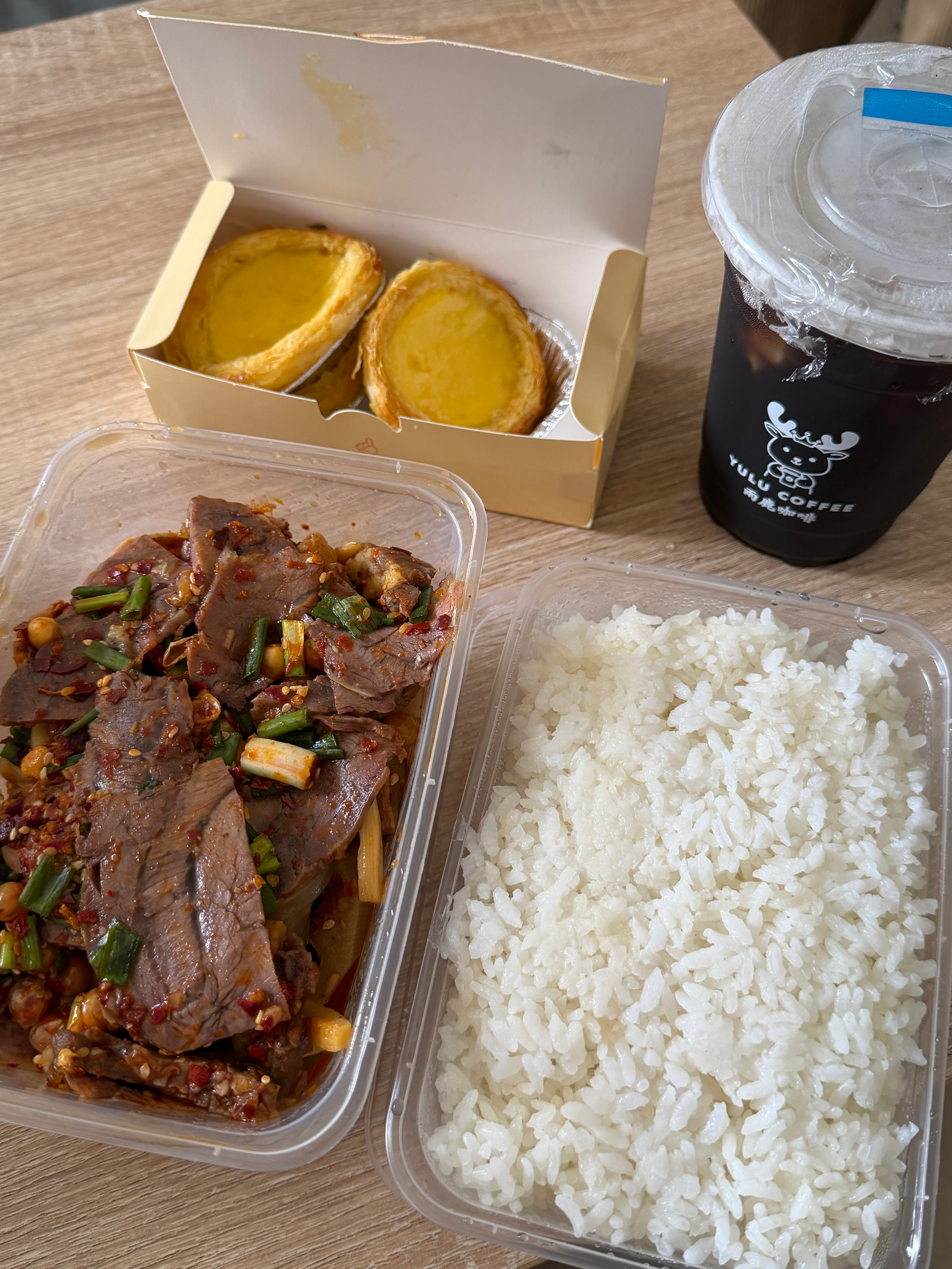 朋友说最爱点昆明的卤老表 哈哈哈确实好吃熊猫陨石真的是我最爱的瑞幸单品 