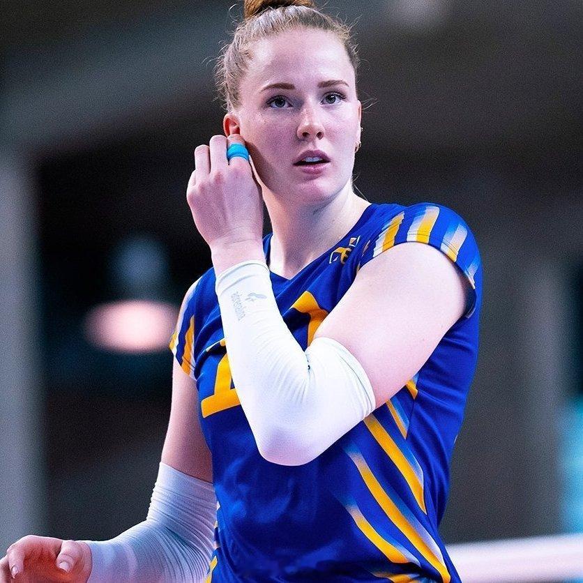 女排[超话] 🇸🇪瑞典主教练洛伦佐·米切利关于哈克的评价：我们目前正在组建一
