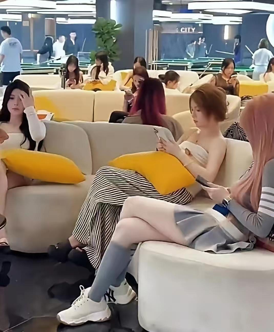 美女都在教男人如何打台球