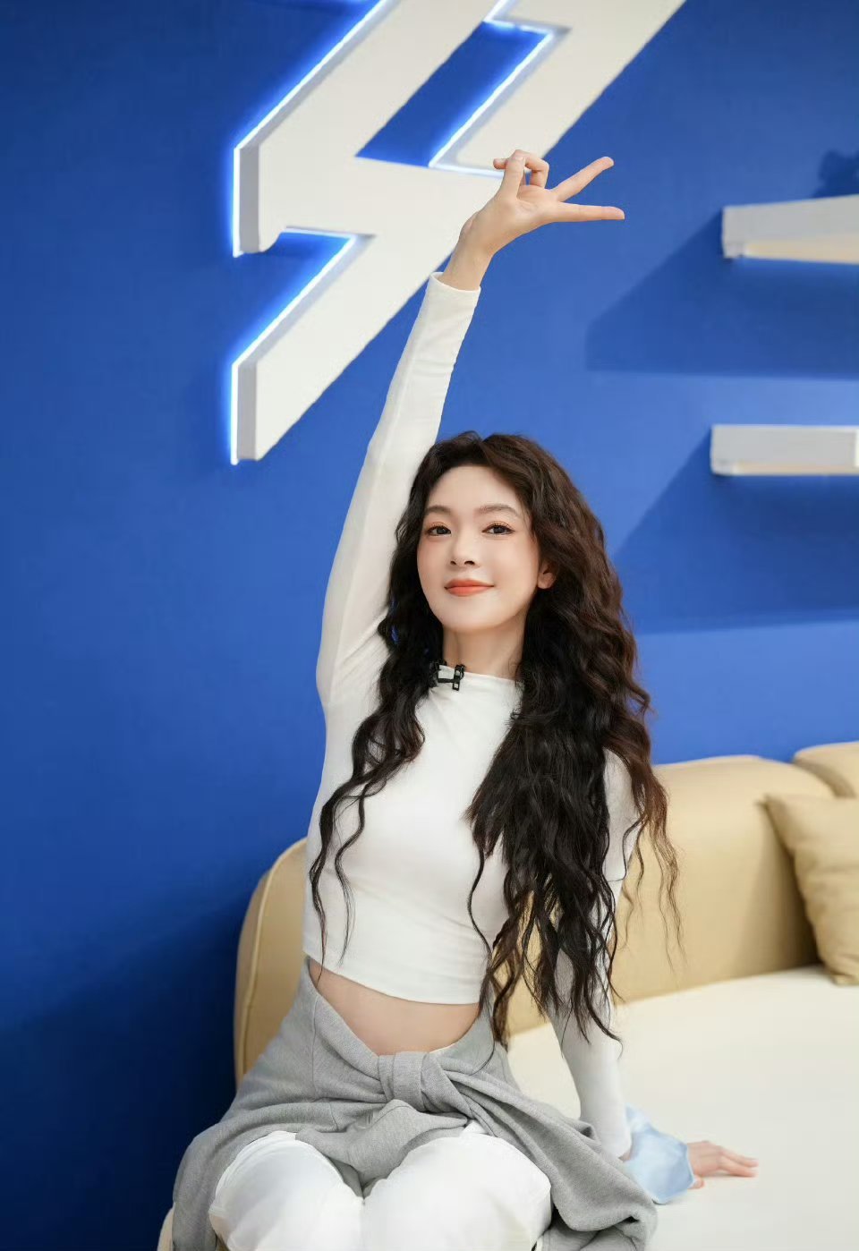 跟着姐姐吃特产看乘风一边追姐姐们的绝美舞台，一边解锁各地特色好物，追综解馋两不误
