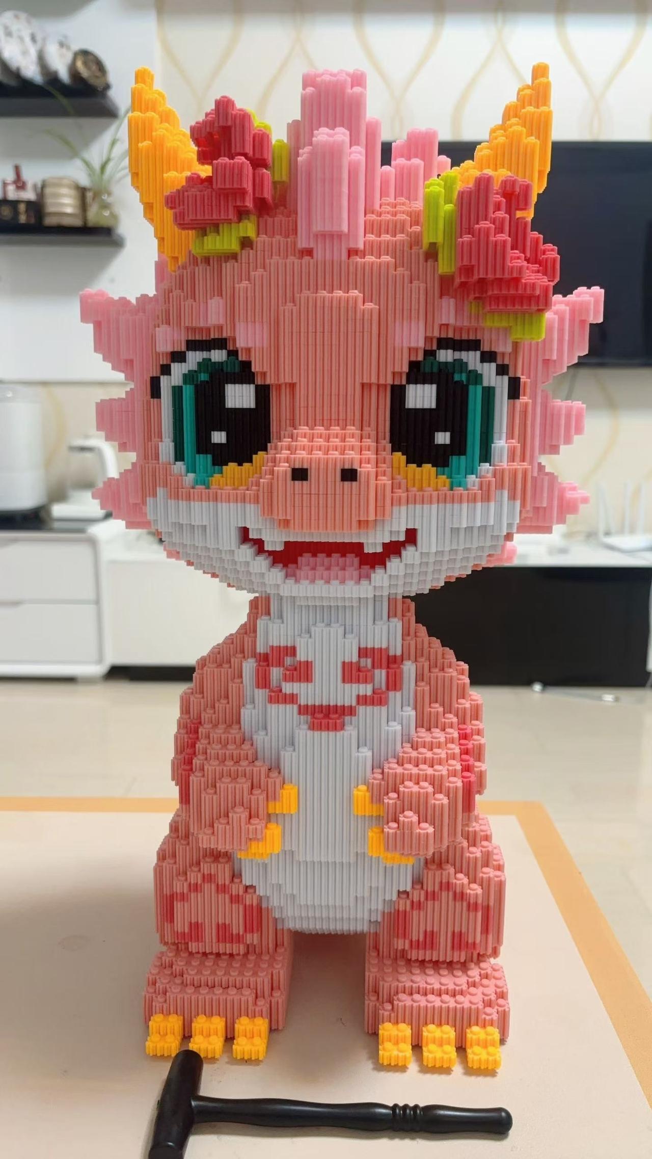 家人们谁懂啊，蹲了好几天的粉色小龙积木，拼完直接被萌化了！
 
这小家伙全是小颗