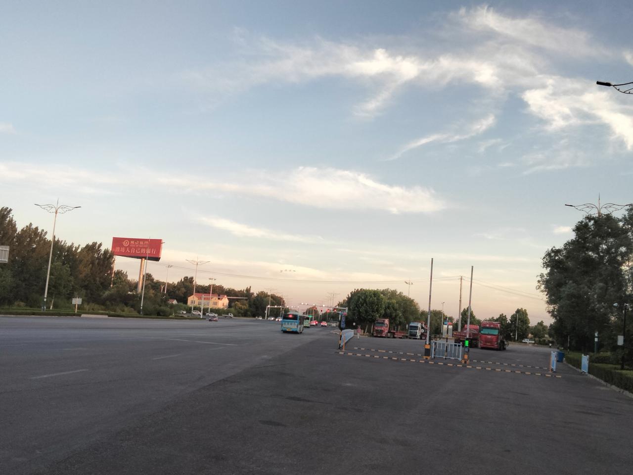 分享一张你最近随拍的照片坊子老区，北海路上（原坊子煤矿矿区），政府官方标价：停车