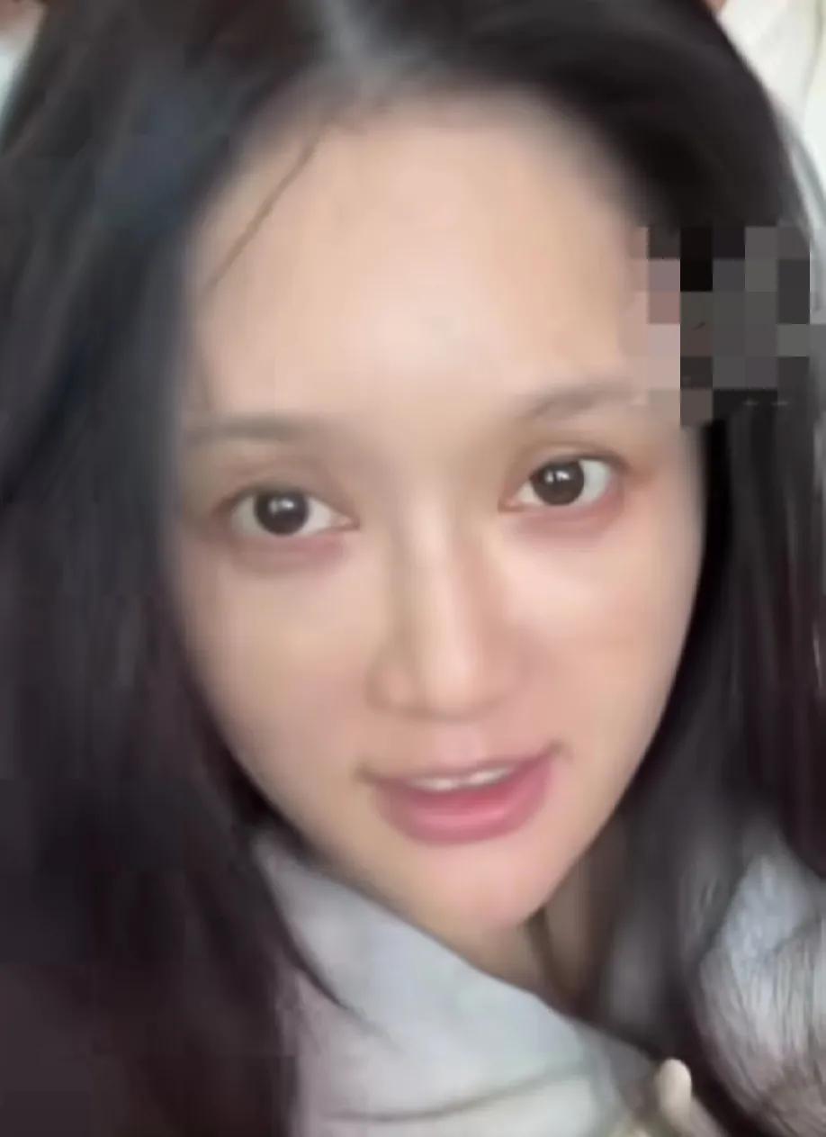 陈乔恩太让人意外了！
8月13日，陈乔恩突然冲上了热搜，原来是她在社交平台晒出了