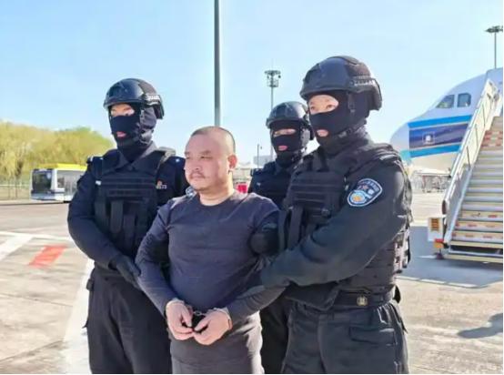 大快人心！
 
据中国央视新闻报道：4月1日，在柬埔寨有关部门大力支持下，公安部