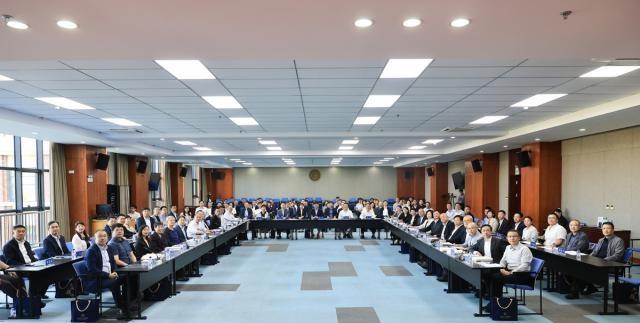 【《闻雁集》正式出版 全校师生校友献给吉林大学建校80周年的礼物】
　　日前，《