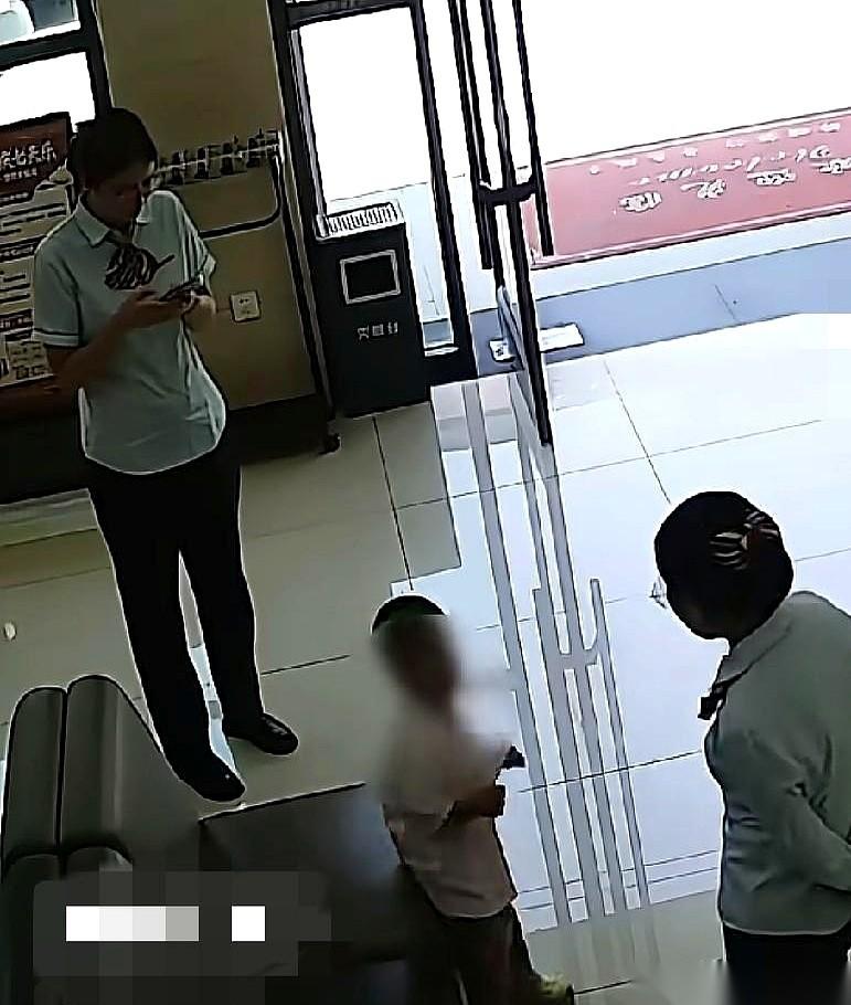 湖北仙桃的一家邮政营业厅里，厚重的门帘被一只小手掀开，又合上，反反复复进出了好几