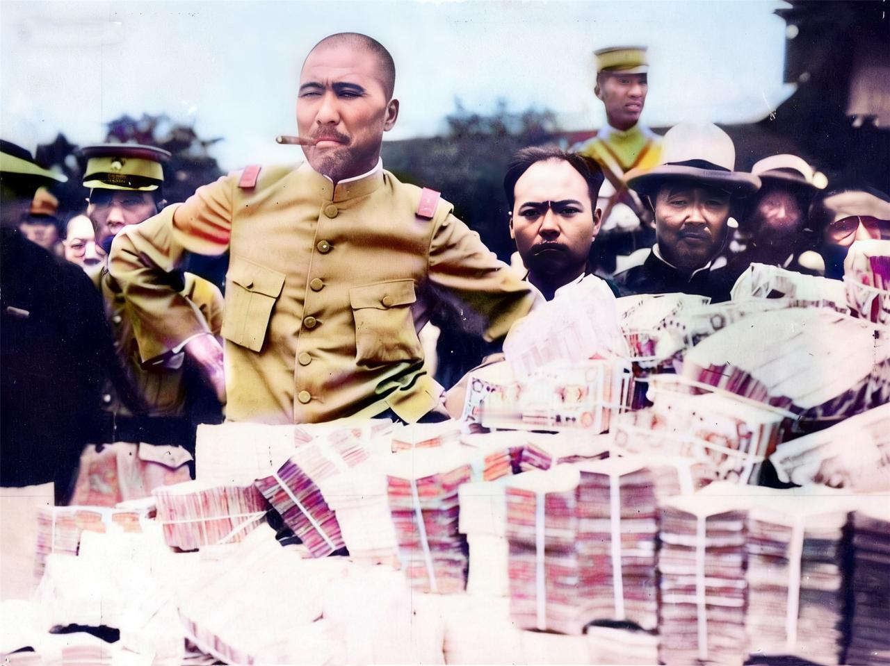 1926年，山东济南。军阀头子张宗昌站在一大堆纸币前，嘴巴里叼着雪茄，双手叉腰，