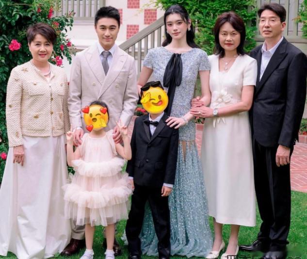 如今两人结婚六年，儿子女儿都好几岁了，子嗣周全，夫妻感情稳定。这时候补办婚礼，完