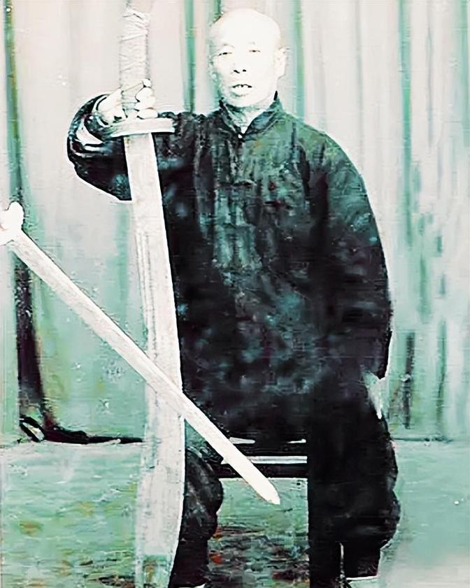 1944年，日军扫荡湖南娄底，把3个“花姑娘”关进一间破房子。一个77岁的老汉，