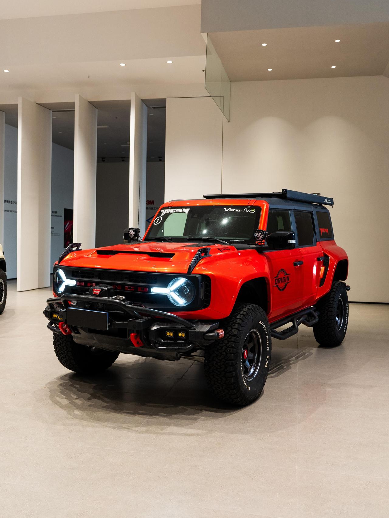 这台橙黑烈马真会改！🧡⚫ 前杠、抬升、大脚胎这套一上，穿越感就来了，远看吸睛，