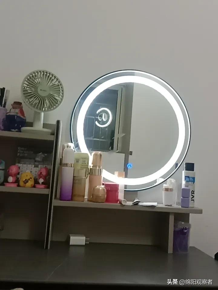 原来梳妆台和简易书架是那么的重要，可让卧室不再变得零乱

以前我也没觉得卧室里的