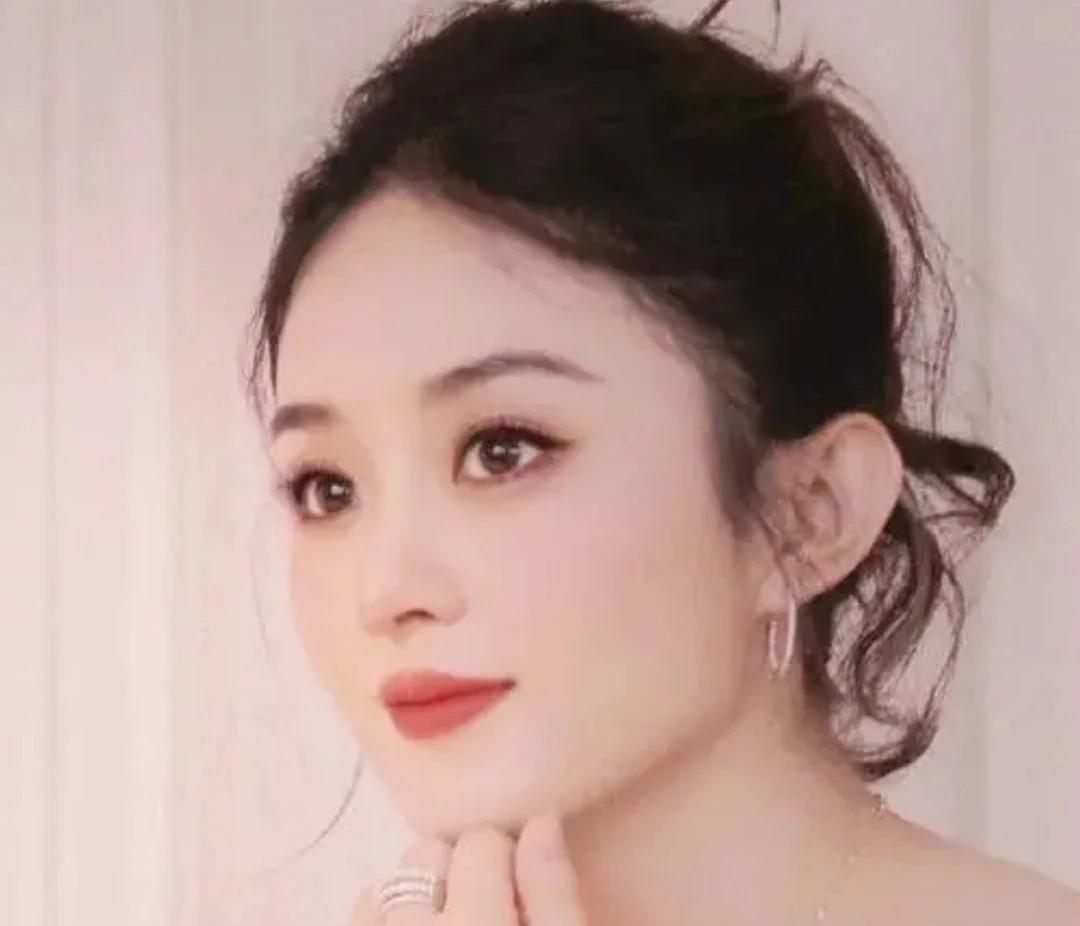 你们看到了吗，赵丽颖的眼神如明镜，自然平静又充满坚定，她的眼神里映照着内心的自信