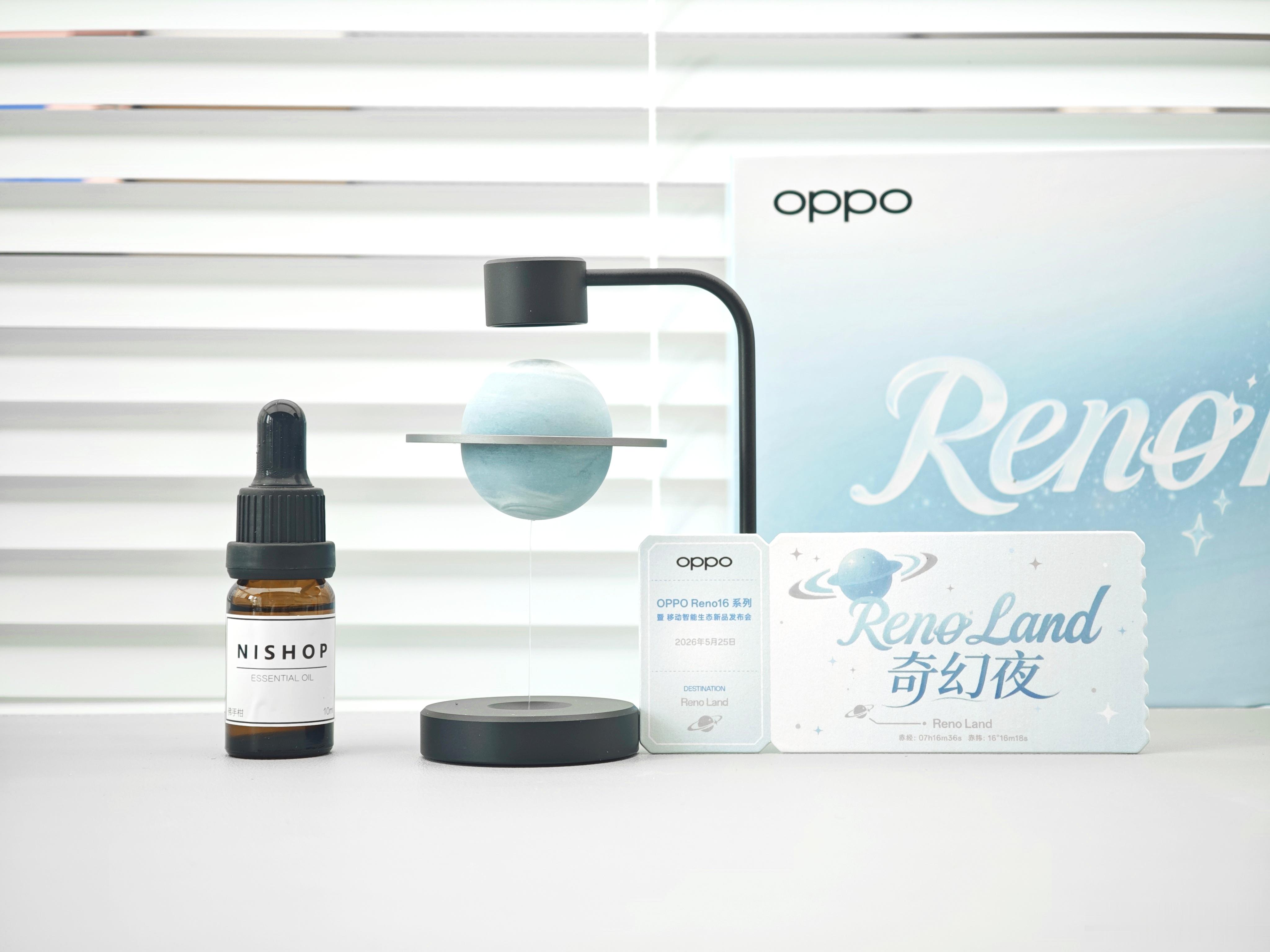OPPO Reno16的邀请函，一个悬浮的行星扩香器，非常有意思很精致。而且我刚