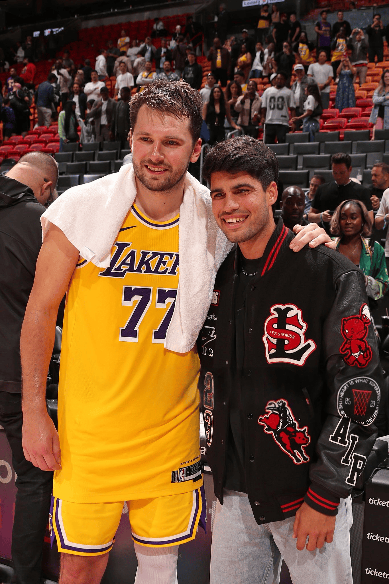 东契奇60分除了神奇60分，还有神奇同框！东契奇与场边观战的西班牙网球名将卡洛斯