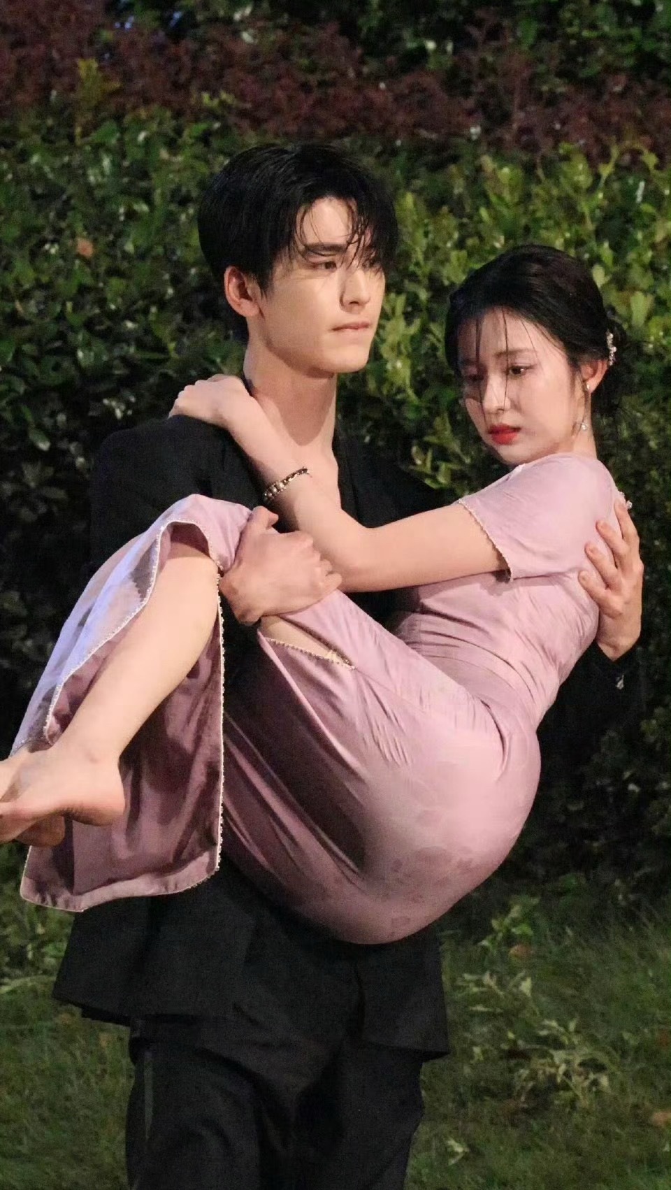 王楚然折成这样了肚子没挤出一丝肉期待过火 这姐太美了