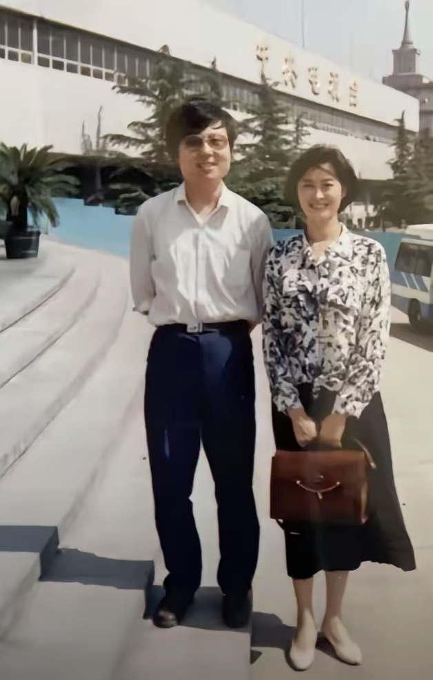 这是1994年39岁的敬一丹老师与朋友在央视办公楼前拍下的一张合照，敬一丹穿着打