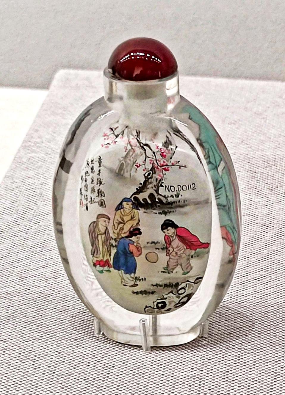 《 蹴鞠内画瓶》一组
   足球起源于中国，获得世界公认，中国历史关于蹴鞠的绘画