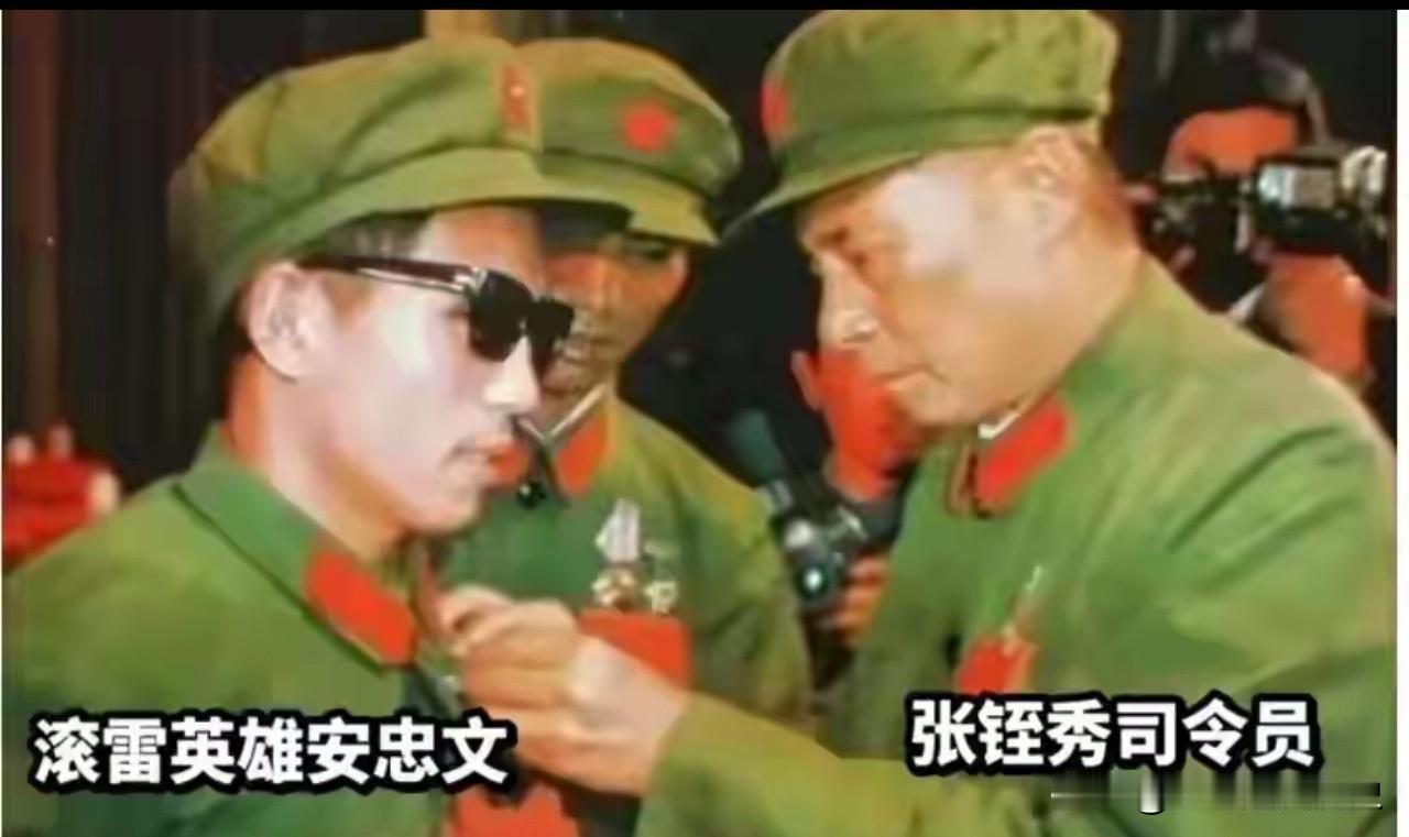 1984年授勋现场，张铚秀将军身着65式军装，庄重地为滚雷英雄安忠文佩戴荣誉奖章