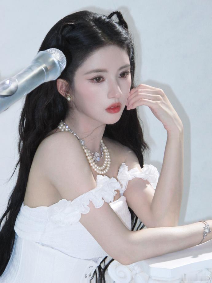 刘些宁说重回舞台很开心曾舜晞刘些宁合照 合照很有氛围感，两人都很亮眼 
