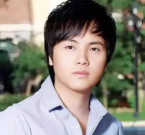 郑源，1982年出生于广东阳江，华语流行男歌手、词曲创作人，被誉为“情歌王子”和