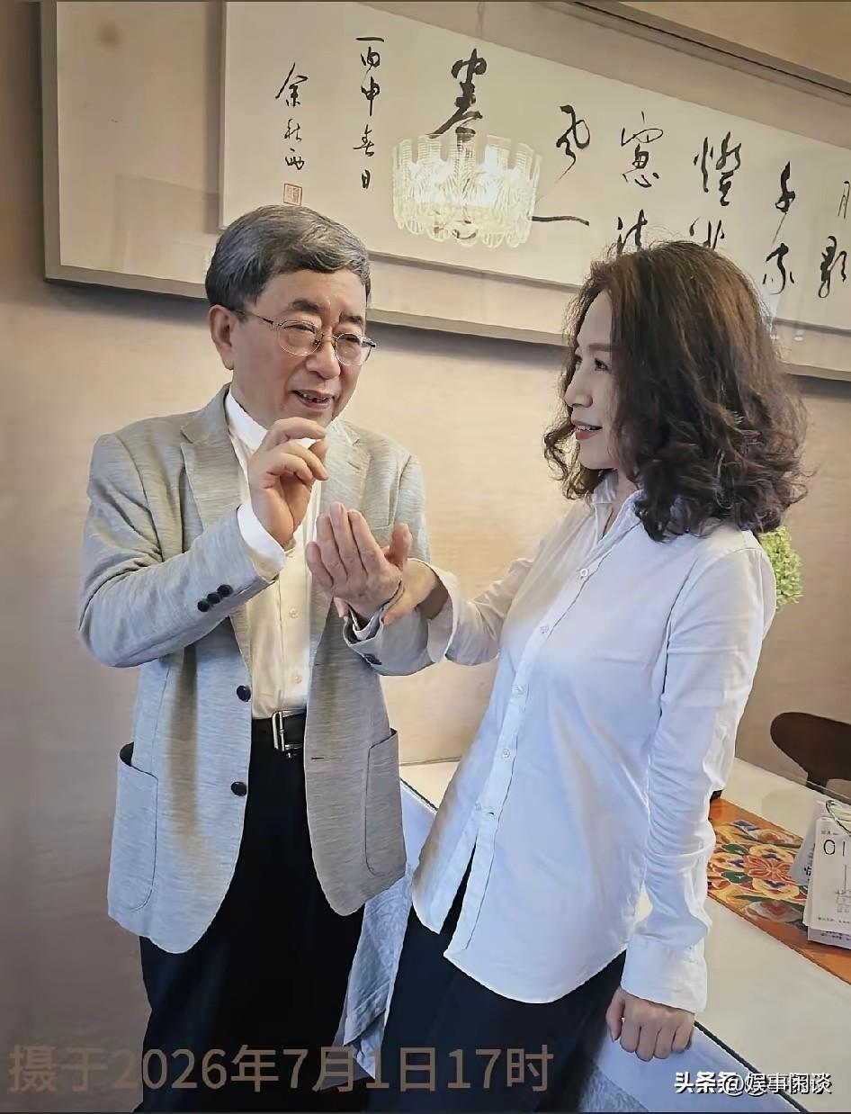 余秋雨如今已经80岁了！近日他在社交平台晒出和妻子马兰的合照，瞬间引来不少网友围