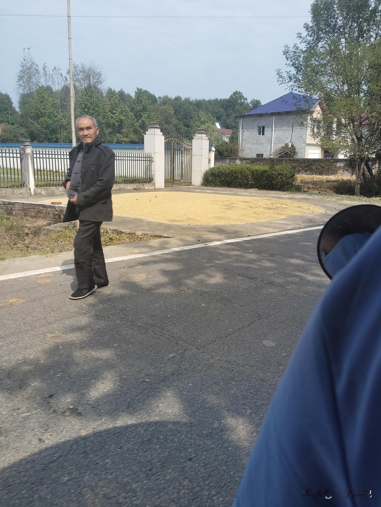 “姐，爸腿脚不便，适合在农村居住，我跟你弟搁街上住，住的又是步梯，六楼，爸爬楼不