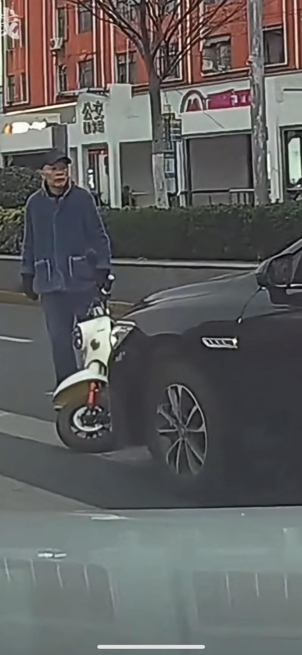 3月5日上海，男子斑马线停车礼让行人，黑车司机称其堵路回头对男子竖中指，没想到黑