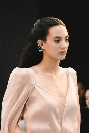 华为耳机这波联名把金子戴耳朵上了马年含金量最高的耳机 真的很喜欢黄金哈哈，所以这