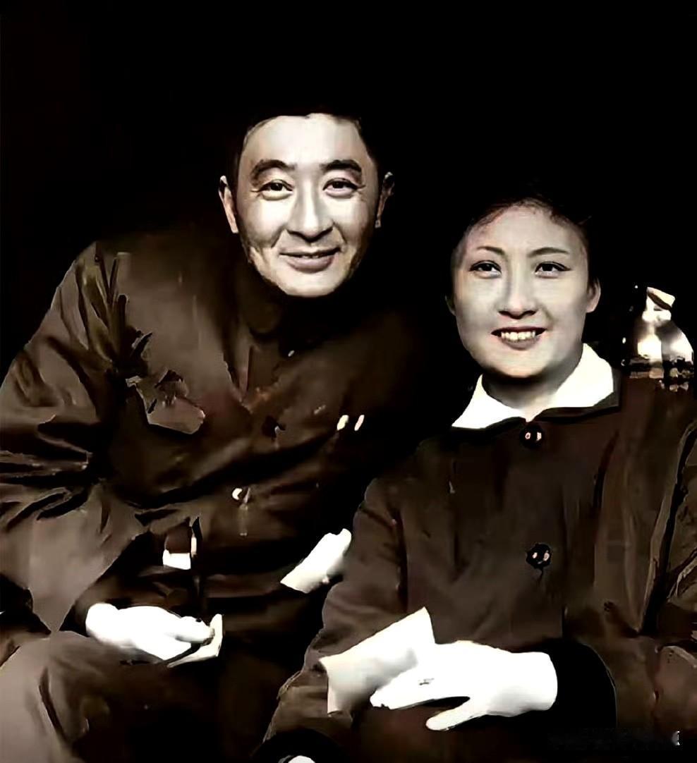 这是一对影坛伉俪，二人皆是著名的电影表演艺术家。
他们主演的《李时珍》《烈火中永