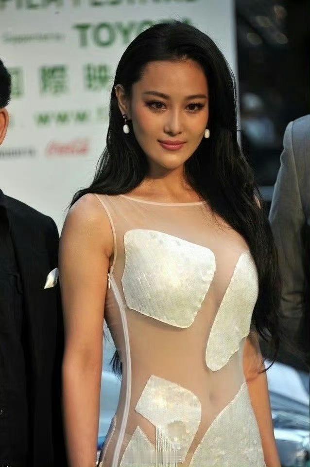 张馨予这高定布料好少啊 ​​​