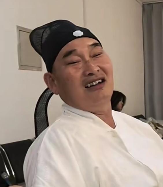 大衣哥朱之文褪去标志性大衣，一身简约古风穿搭出镜，那熟悉的憨厚神态一下就暴露了身