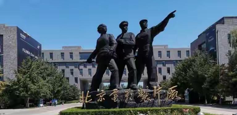 看到网上说，现在好多明星都没戏可拍了，我就在想以前的电影。

说心里话，我都有四