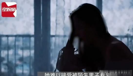 辽宁大连，女子洗完澡赤身裸体的在更衣室吹头发时，突然发现更衣室有个陌生男子。女子