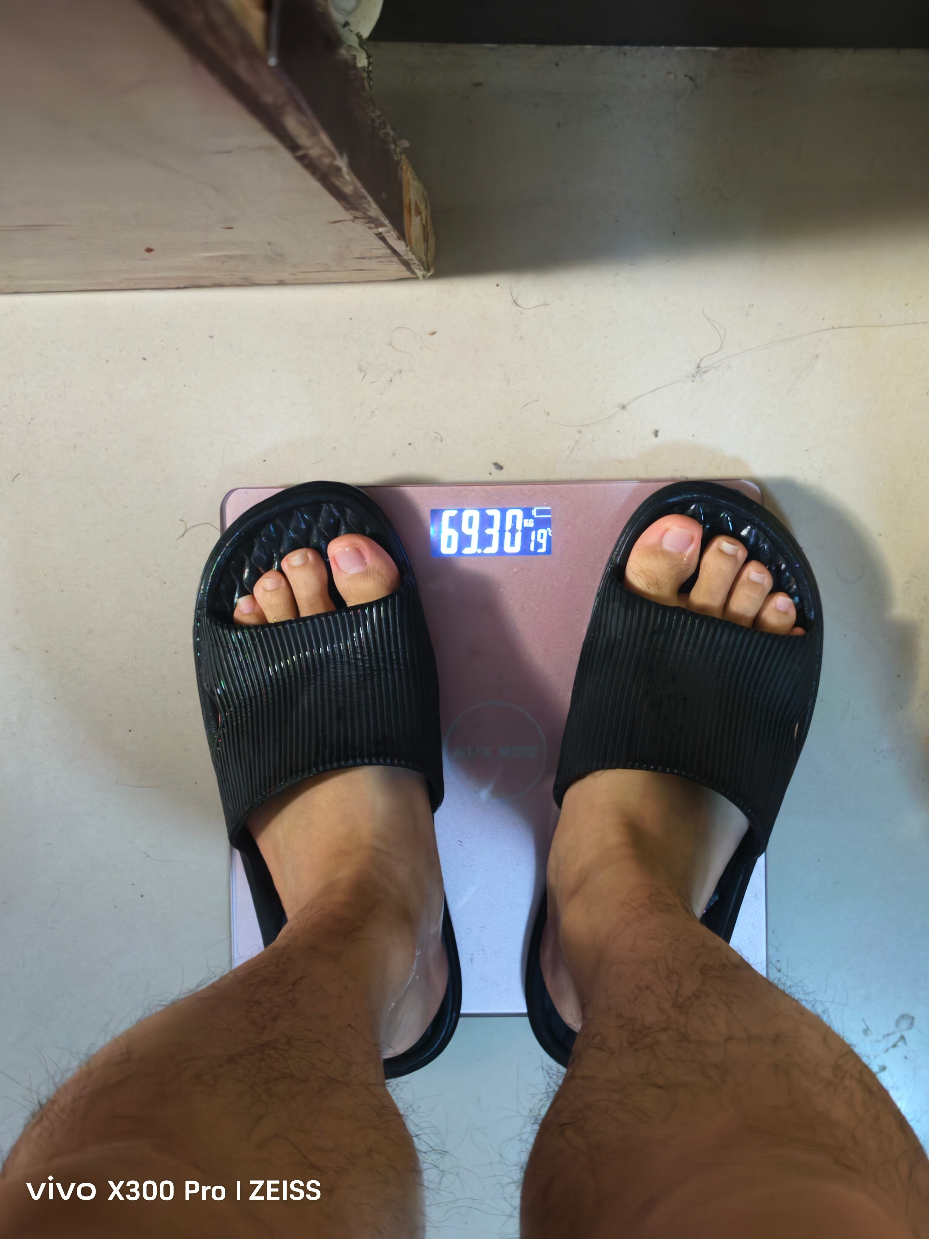 自从我开始减肥，现在每天晚上我都脱光衣服称体重，已经养成习惯了。晚上不吃碳水后，