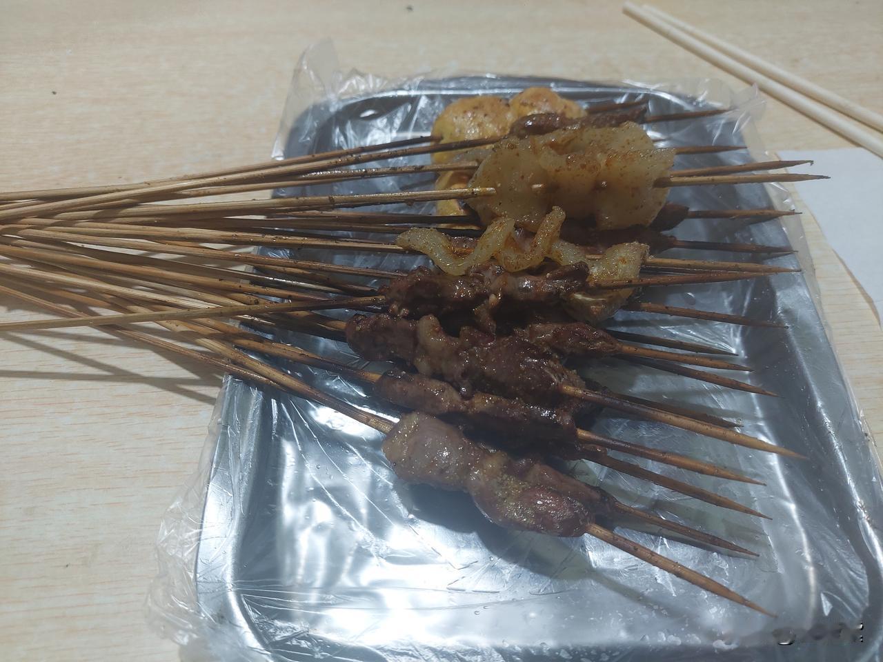 晚上准备和G哥看场电影，时间还早，就吃了43元的烧烤。

下午我做的茄盒和煎黄花