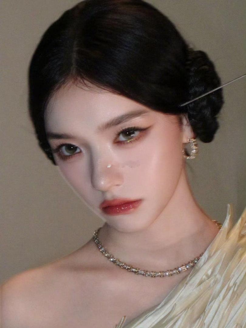 林允晒和李思潼王彦桐合影 林允今天这个妆好绝，干干净净的但把五官的优势全放大了 