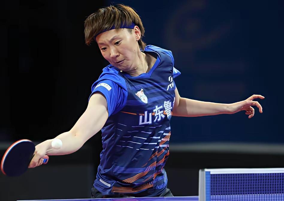 王曼昱坐在替补席揉左肩时，摄像机扫过了她咬嘴唇的特写。
鲁能主场沸腾的声浪里，那