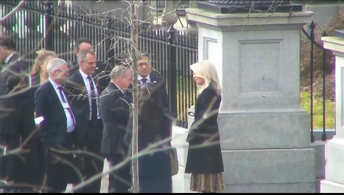 丹麦和格陵兰官员抵达白宫，将与万斯和鲁比奥会面。川总就是牛X，我想要格陵兰岛，不