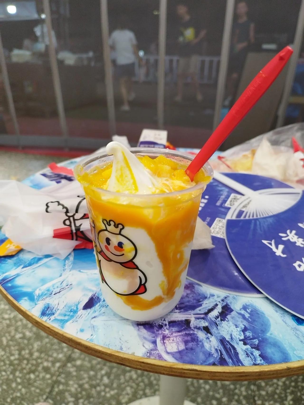 看看蜜雪冰城这生意有多好，好到卫生都来不及打扫，每天照样排长队，如果别的餐饮店敢
