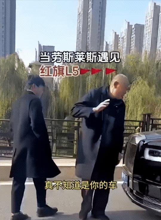 一个大爷看到停车场，有一辆车，车头上有一个小金人挺好玩，大爷情不自禁的伸出手，把