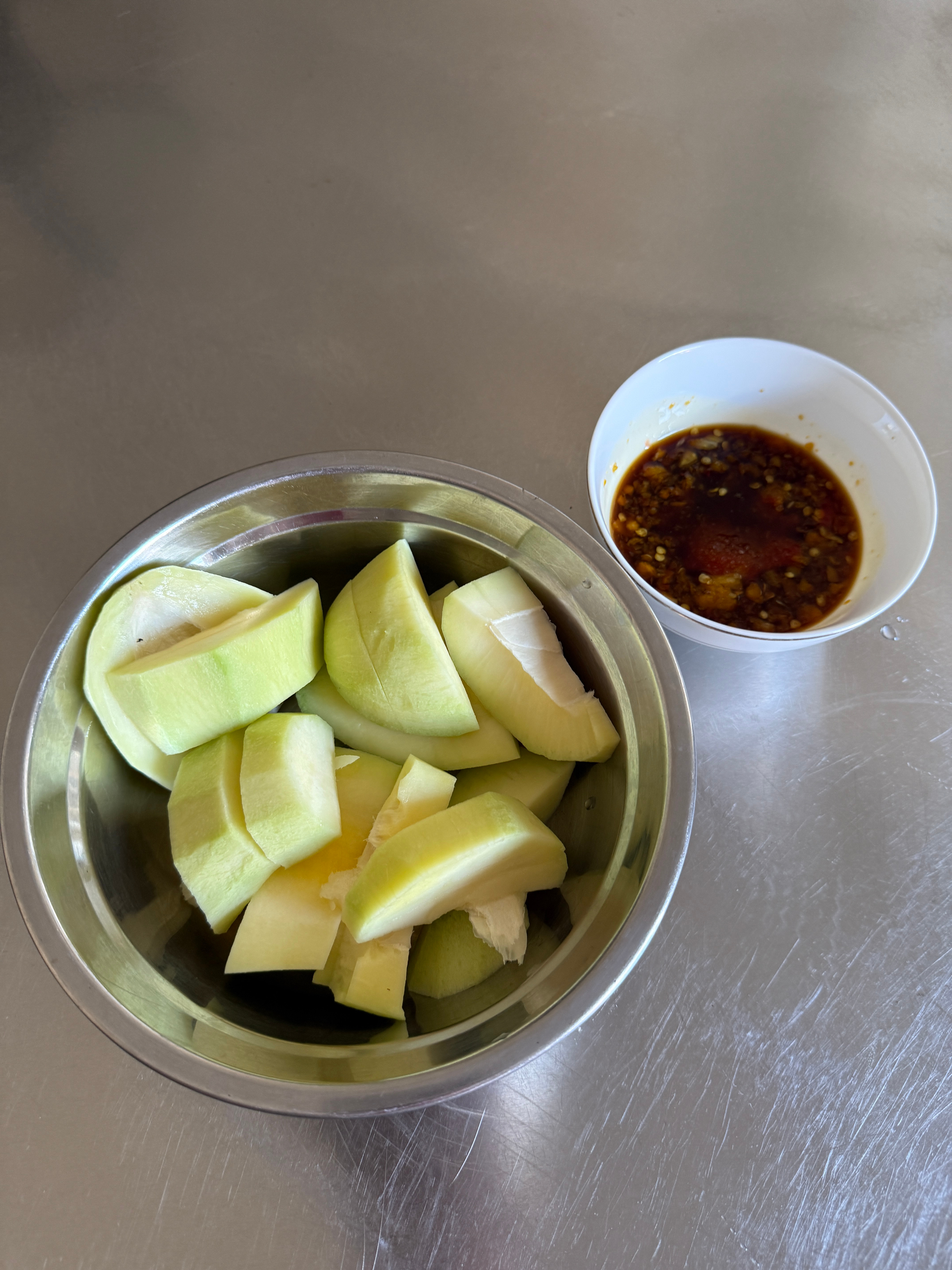 海南青芒的传统吃法～ 不是暗黑料理 建议来海南品尝一下～和熟的芒果风味完全不同