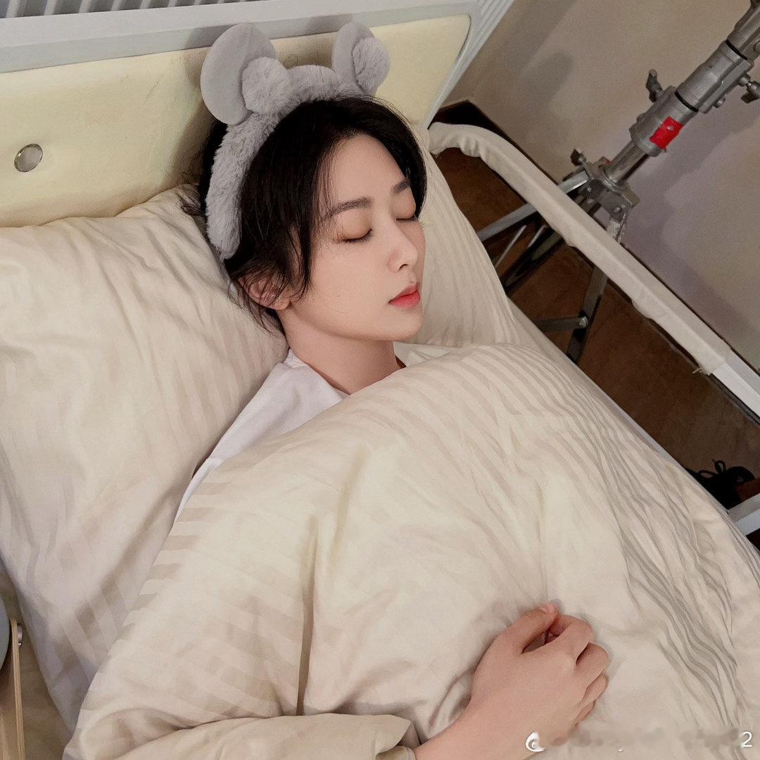 抓到一个睡觉的可爱🥰的杨紫紫宝宝，这张图片在我手机里好久了！舍不得删了啊！ 