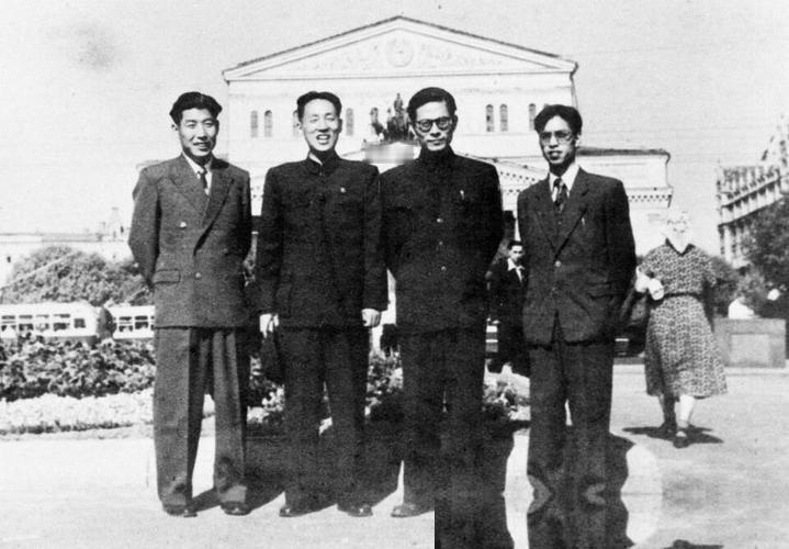 现在的军迷，看着咱们的先进战机满天飞、新型舰艇如下饺子般服役，常常觉得理所当然。