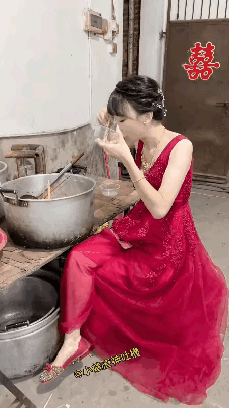 现在都什么时候了，还用铝锅盛菜，用铝锅炖菜盛菜，在多年前确实比较普遍，但是现在很