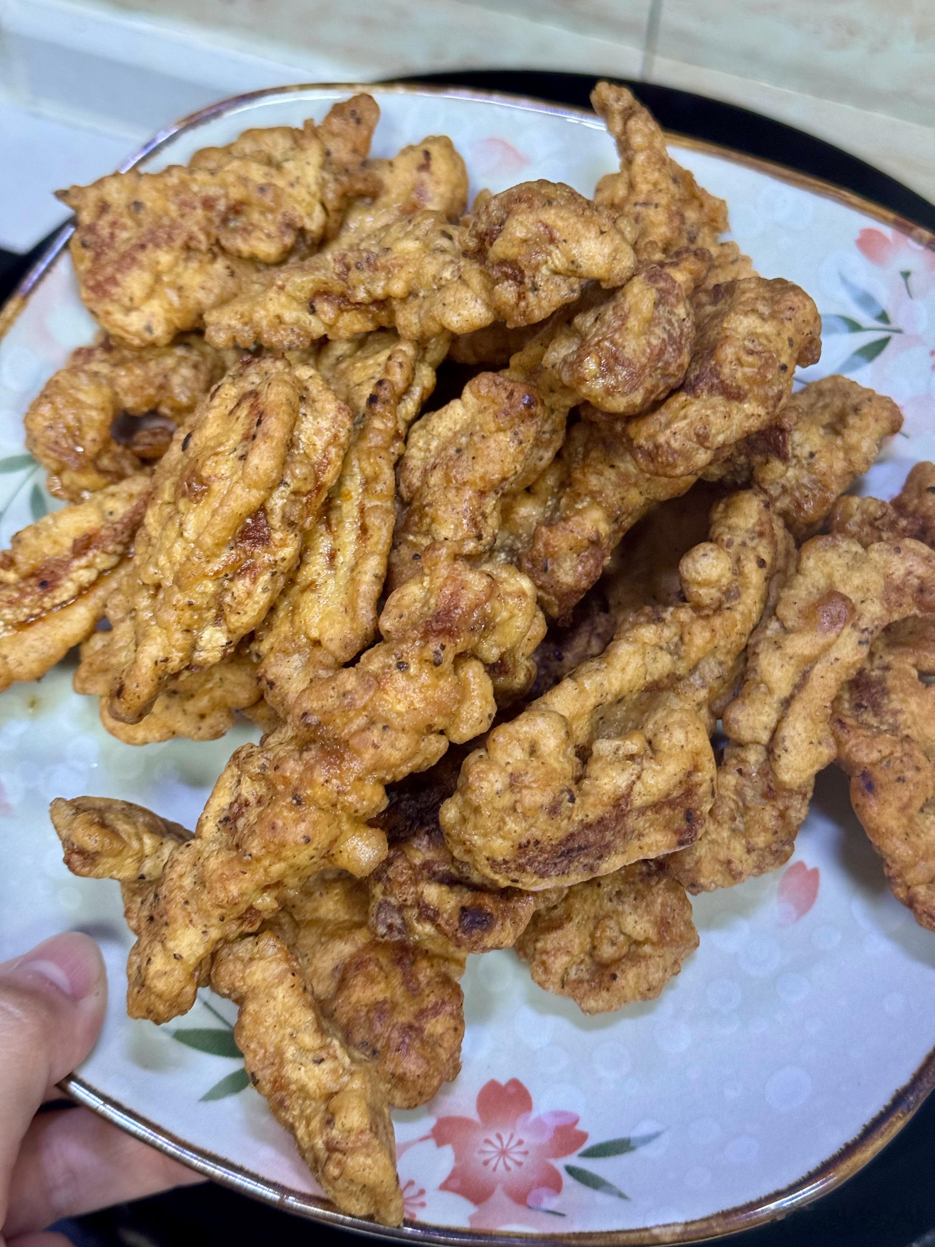 几块钱的梅花肉炸了这么多酥肉，而且还很简单呢。川川逛吃日常 ​​​