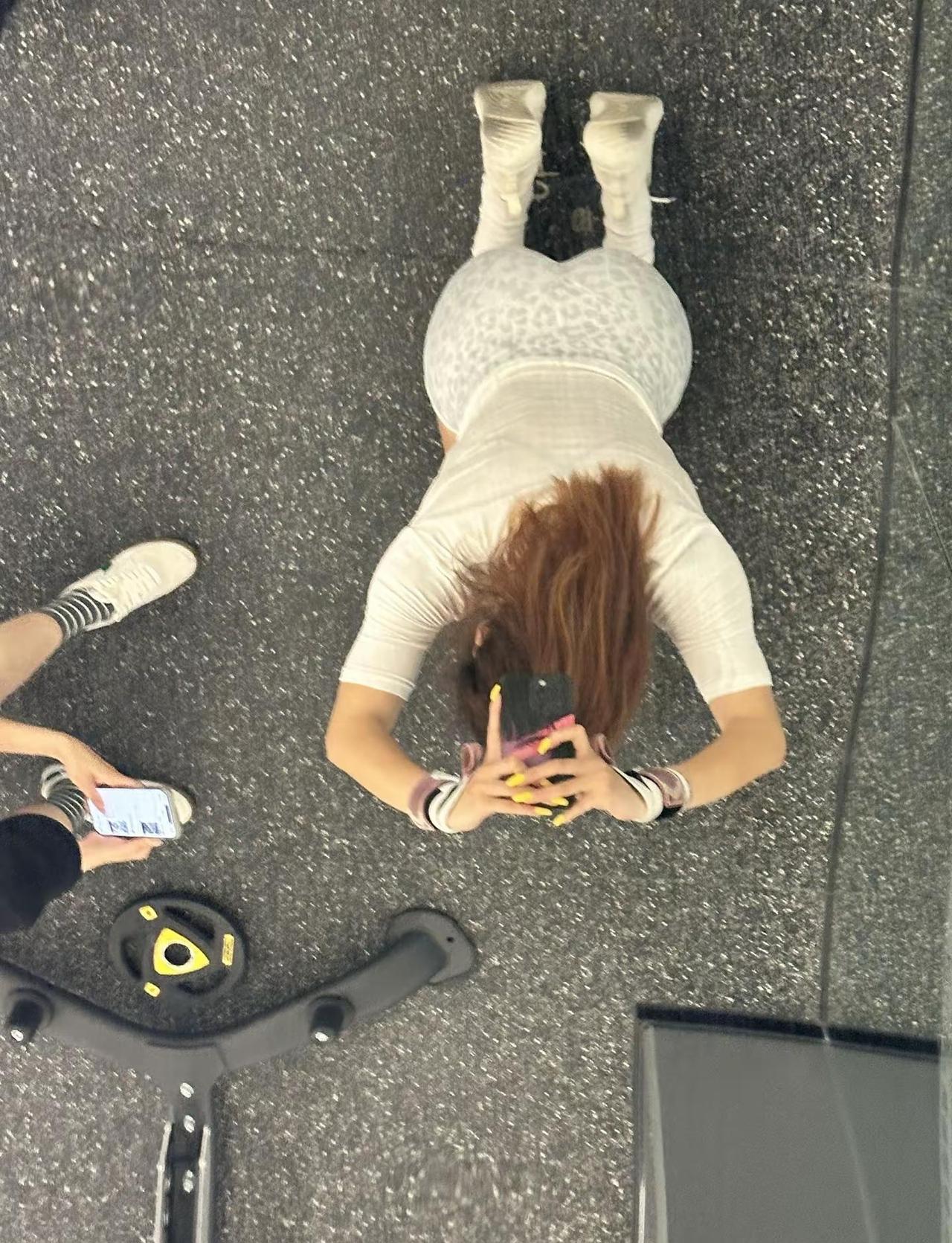 其实是手机想拍我，我拦不住. 精神状态