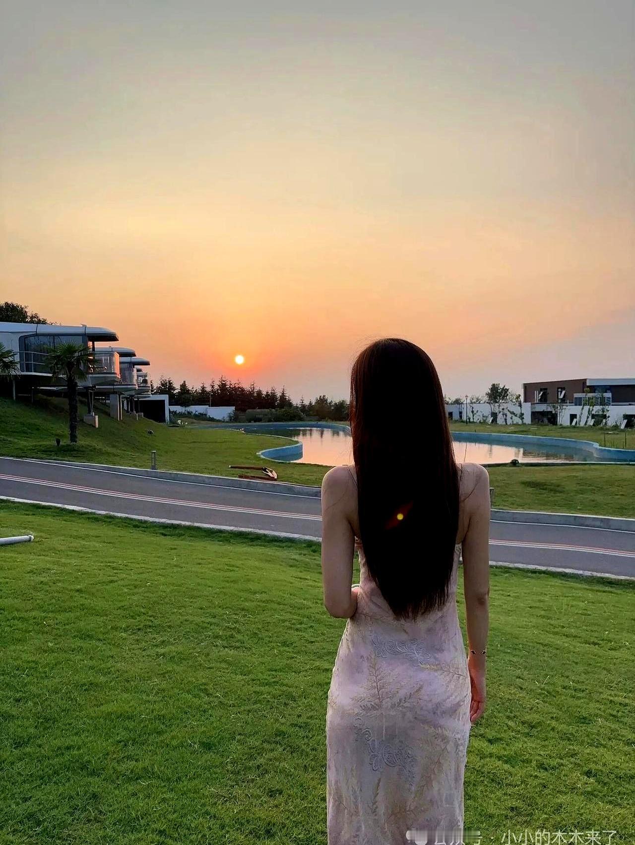 很多男人以为，越主动越能打动人，结果往往是越热情，越让人想躲。
说白了，不是女人