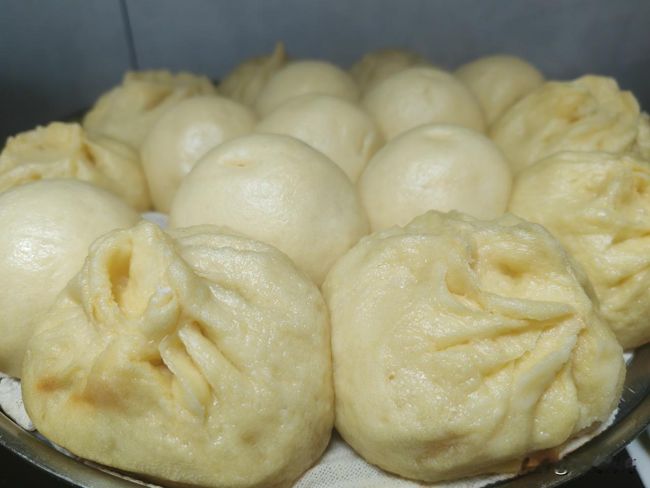 我会蒸包子、蒸馒头、包饺子、烤烧饼、烙饼、烙馅饼，还会做各种家常菜，所以做个早餐