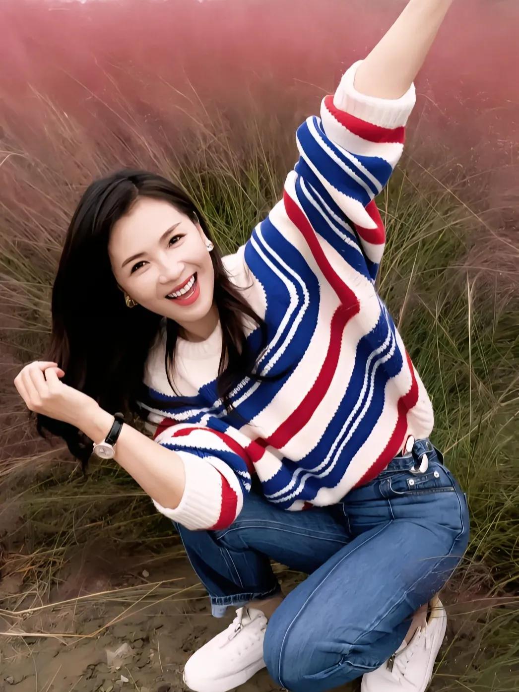 刘涛，一位备受瞩目的演员，她的演艺生涯充满了挑战和成就。
 
刘涛出生在一个普通